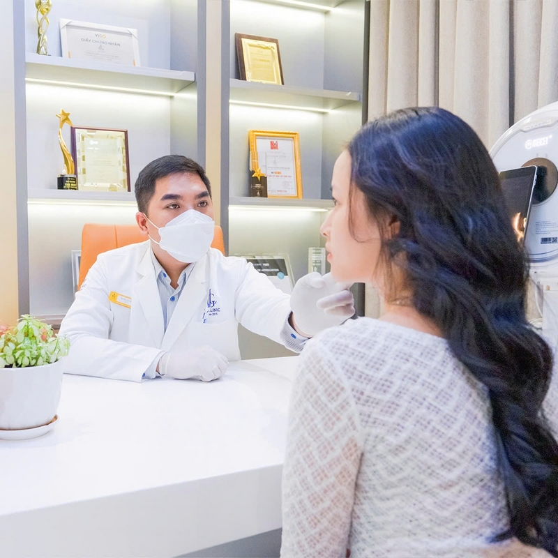 bác sĩ LG Clinic thăm khám