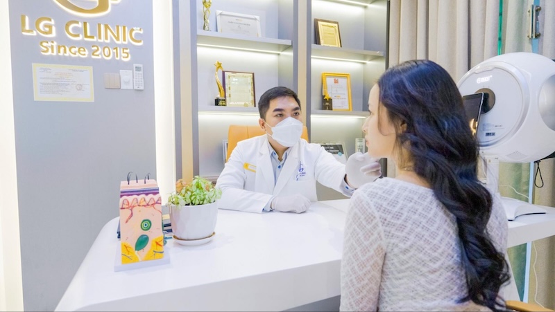 thăm khám với bác sĩ da liễu