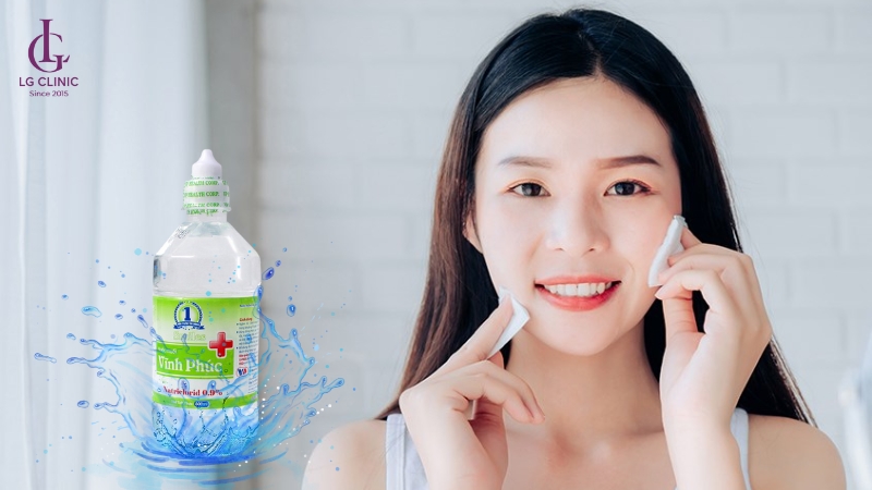 tẩy trang bằng nước muối sinh lý