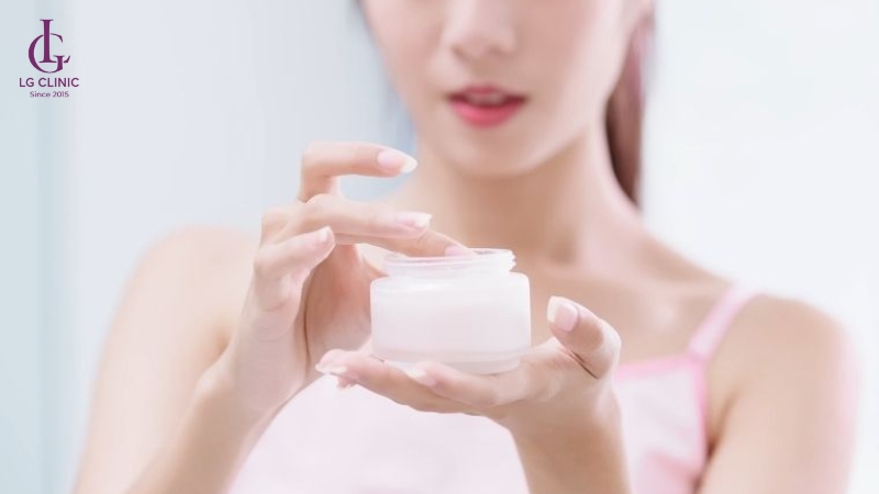 bôi kem dưỡng ẩm