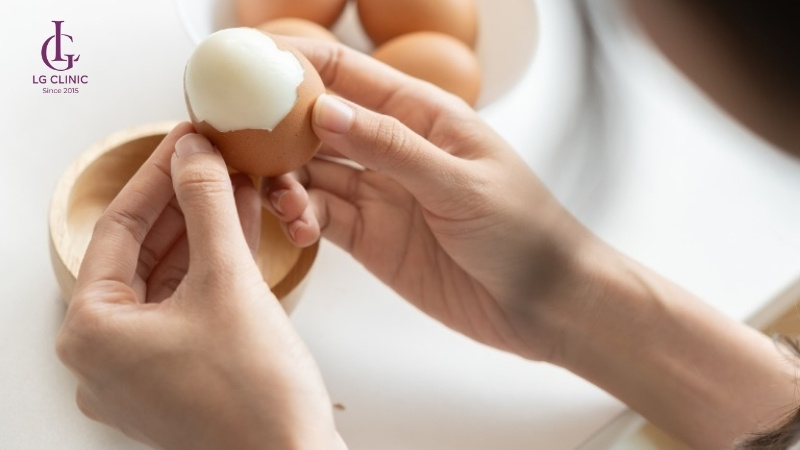 cách lăn trứng gà trị thâm mắt 