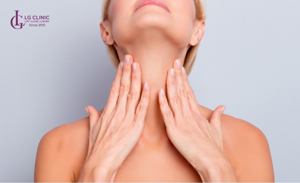 Massage giảm nhăn da vùng cổ