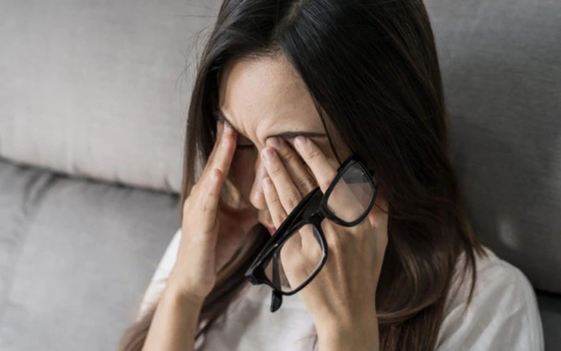 dụi mắt làm nếp nhăn dưới mắt