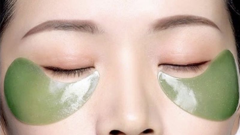 đắp mặt nạ giảm nếp nhăn dưới mắt