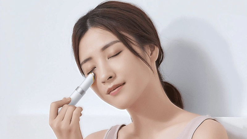 massage giảm nếp nhăn dưới mắt