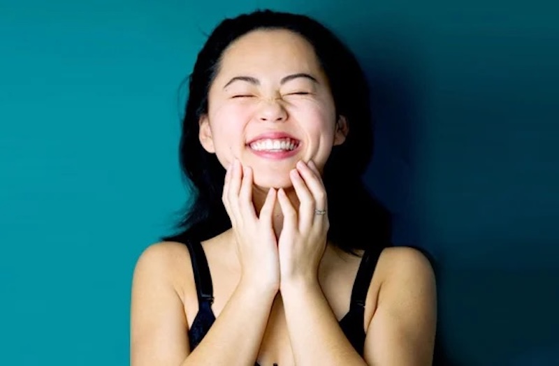 nếp nhăn rãnh mũi má do cười lớn