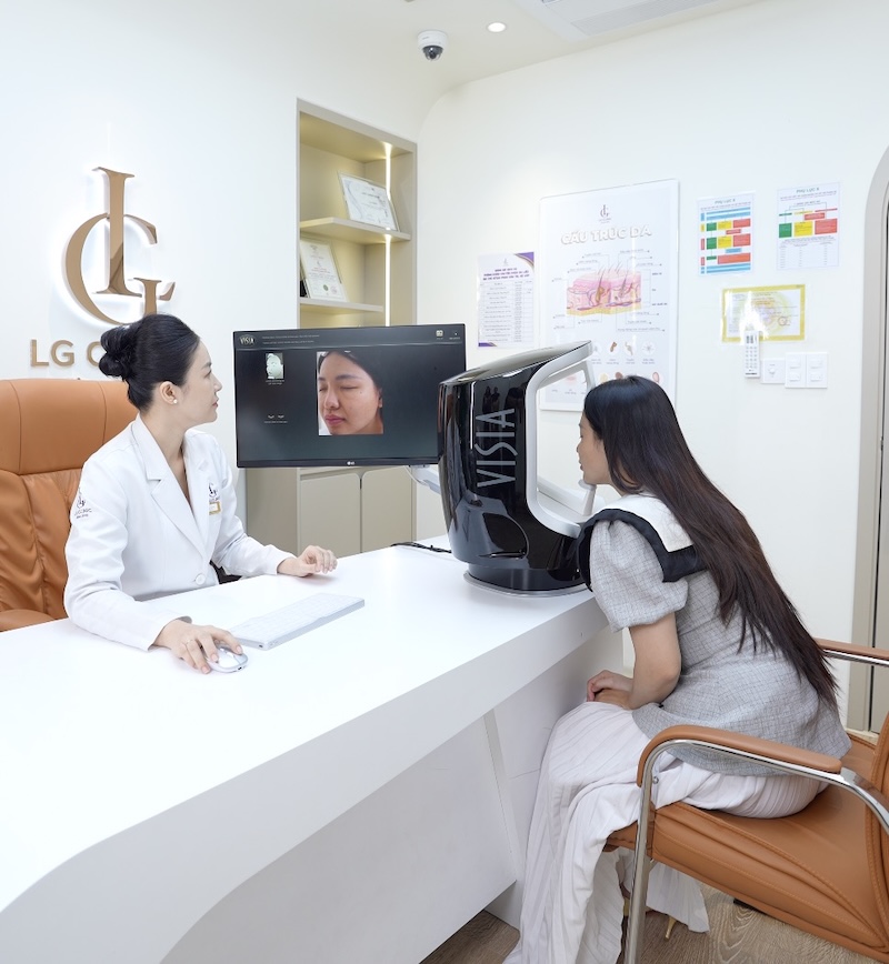 bác sĩ thăm khám da