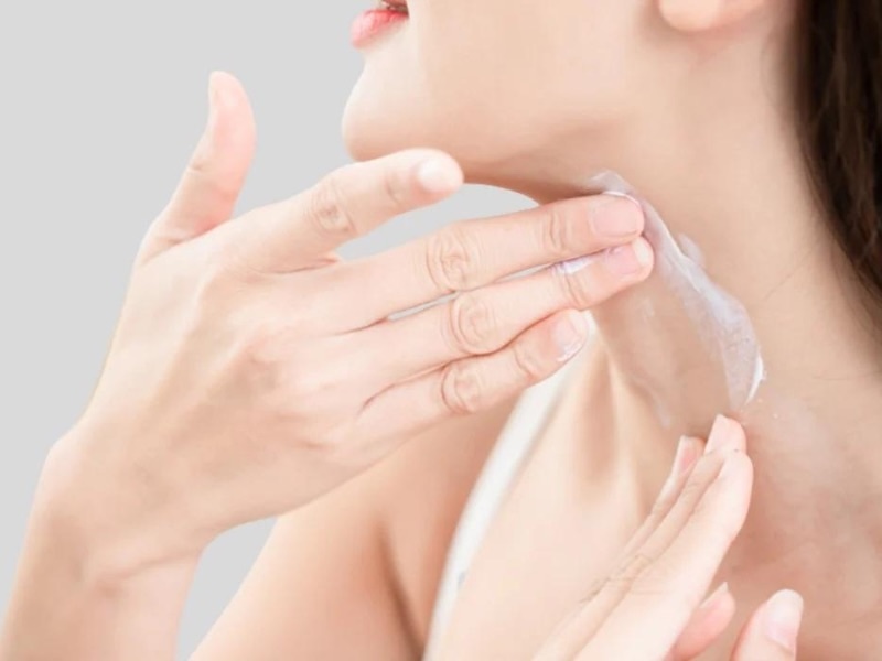 bôi kem dưỡng da cổ