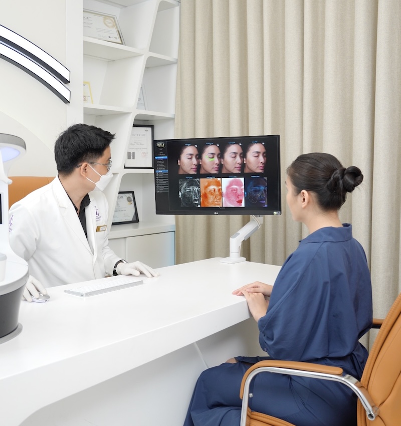 thăm khám da với bác sĩ