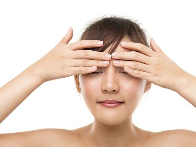 massage xoá nếp nhăn ở trán