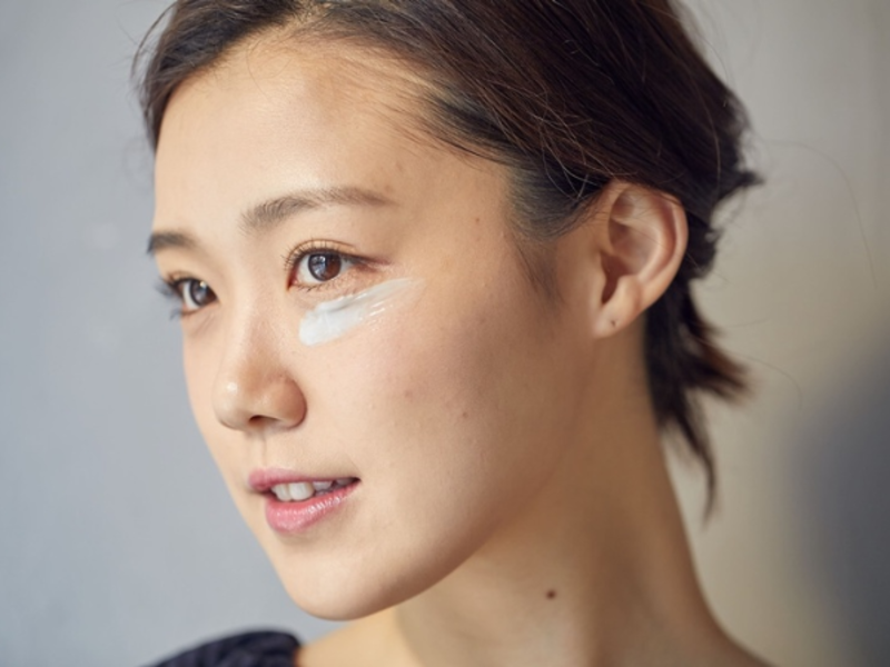 bôi kem dưỡng để ngăn vết chân chim