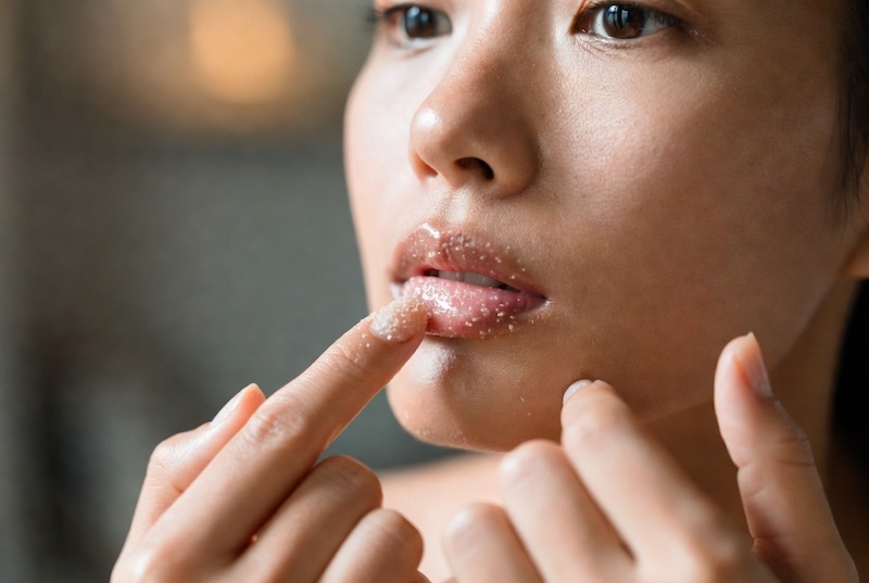 tẩy da chết môi