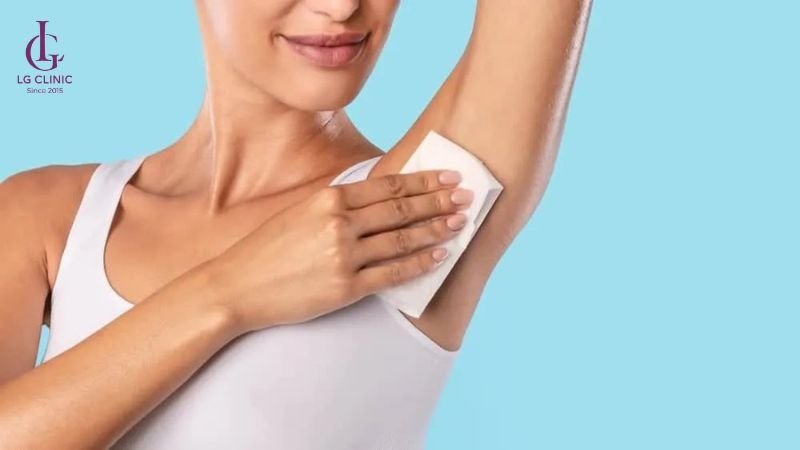 mụn ở nách nặn ra có mùi hôi​