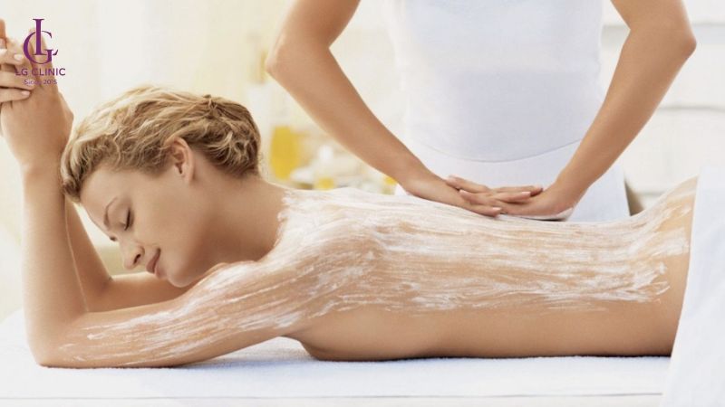 tắm trắng trước hay tẩy tế bào chết trước