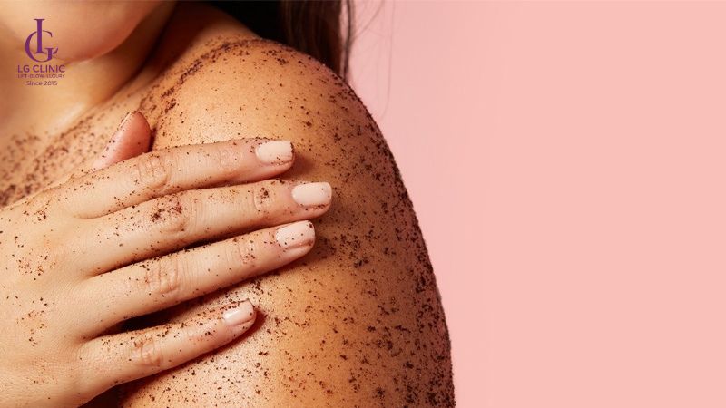 Tẩy tế bào chết trước hay tắm sữa tắm trước
