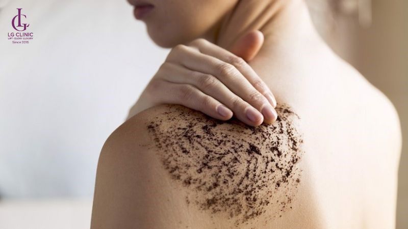 Tẩy tế bào chết trước hay tắm sữa tắm trước