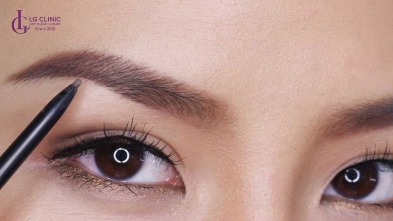 Cải thiện ấn đường rộng bằng kỹ thuật trang điểm