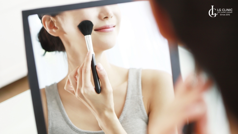 Hạn chế trang điểm và sử dụng mỹ phẩm sởm sau xoá nhăn ấn đường