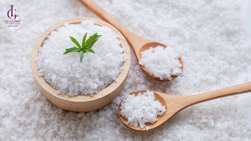 cách trị mụn lưng bằng muối