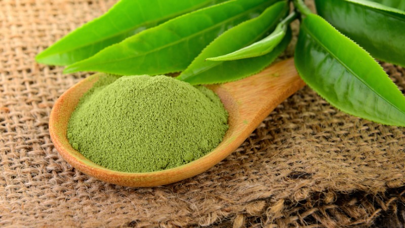 Cách trị thâm mụn bằng lá chè xanh tại nhà