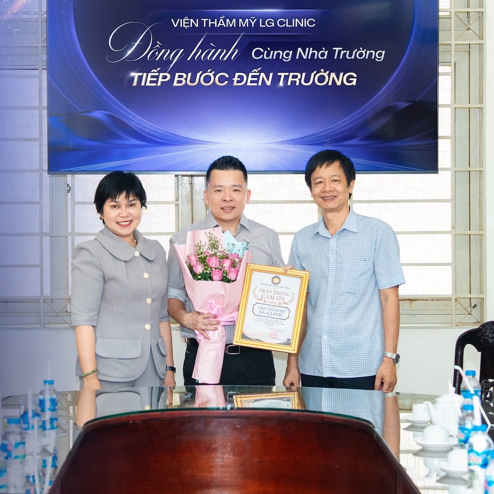LG Clinic trao tặng phần quà trị giá 30 triệu cho THPT Hoàng Hoa Thám