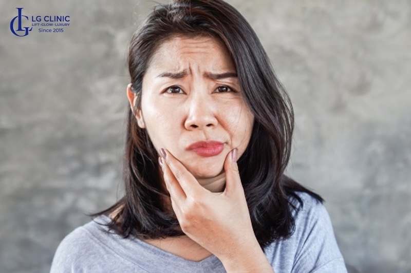 mặt xệ 1 bên