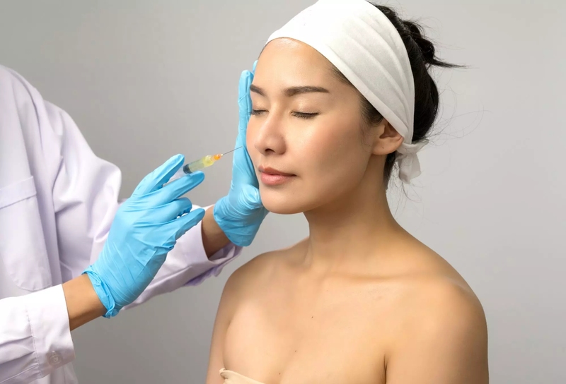Bác sĩ tiêm botulinum toxin điều trị nếp nhăn động
