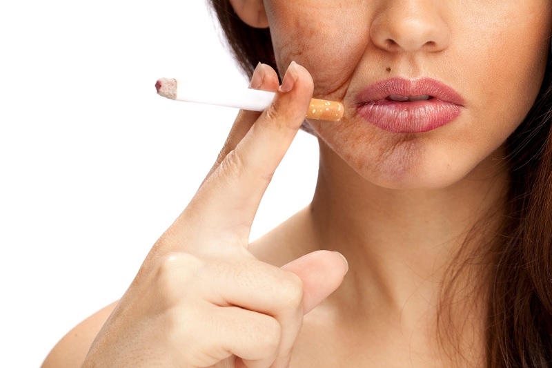 Khói thuốc lá làm da sạm, xỉn màu và lão hóa nhanh hơn