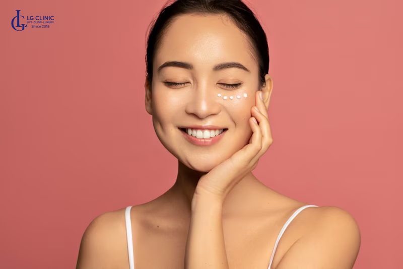 Dưỡng ẩm vùng mắt trong chăm sóc da sau tuổi 25