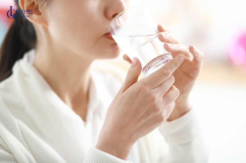 Uống đủ nước mỗi ngày là cách chăm sóc da tuổi 25 đơn giản