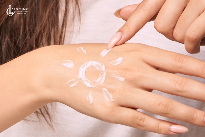 Sử dụng kem chống nắng mỗi ngày là cách ngăn ngừa lão hoá da sớm