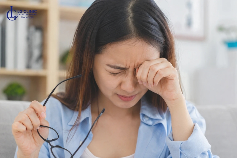 Dụi mắt thường xuyên làm da mắt bị lão hóa nhanh hơn
