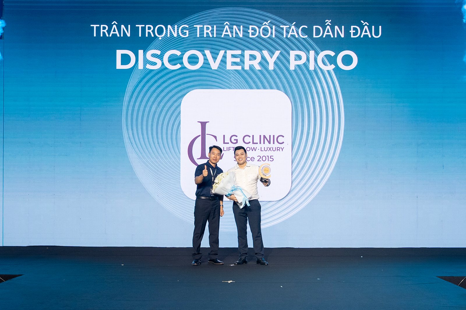 Chụp ảnh lưu niệm tại sự kiện nhận giải Discovery Pico