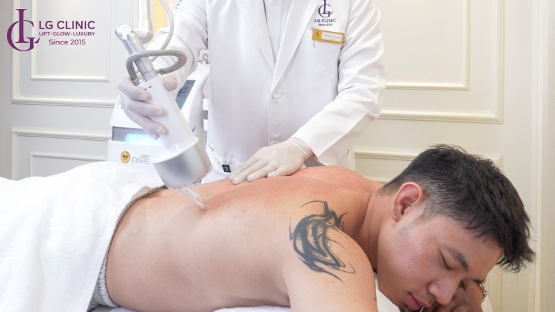 Tắm lá gì trị mụn lưng